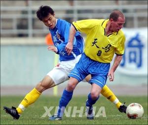 资料图:加斯科因(右)。图片来源:新华网。 资料图:加斯科因(右)。图片来源:新华网。