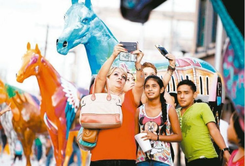 资料图片:调查结果显示,年轻人一周平均拍九张自拍照。 资料图片:调查结果显示,年轻人一周平均拍九张自拍照。