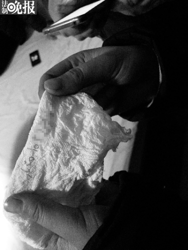 Ů���뿪�����ѵ��ʱ��һ�к�������һ��ֽ����ϣ�����ܰ�æ��ϵ���˽��������������Ѿ����������ӳ������