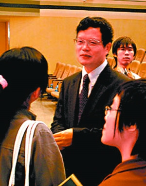 邹恒甫 图片来源:广州日报 邹恒甫 图片来源:广州日报