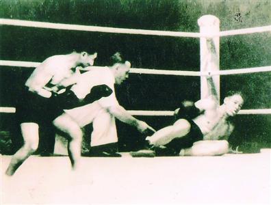 蔡龙云打败“黑狮”鲁塞尔的珍贵画面 图片来源:解放日报 蔡龙云打败“黑狮”鲁塞尔的珍贵画面 图片来源:解放日报