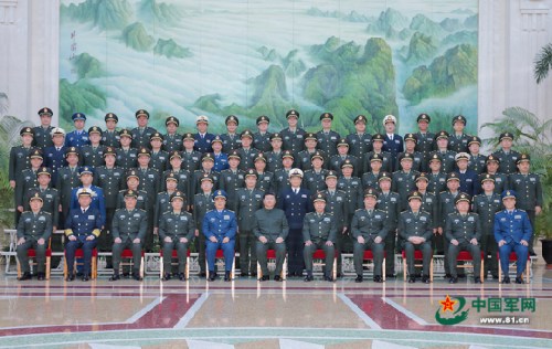 习近平11日在八一大楼亲切接见调整组建后的军委机关各部门负责同志,同大家合影留念。解放军报记者 周朝荣摄 习近平11日在八一大楼亲切接见调整组建后的军委机关各部门负责同志,同大家合影留念。解放军报记者 周朝荣摄