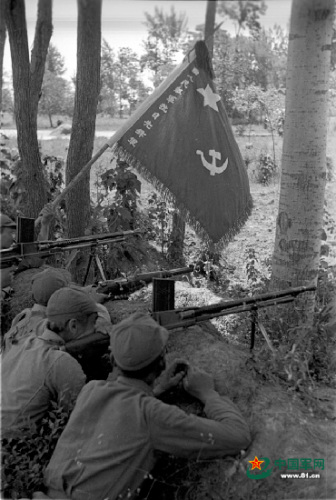 资料图:战斗中的抗日先锋军 资料图:战斗中的抗日先锋军