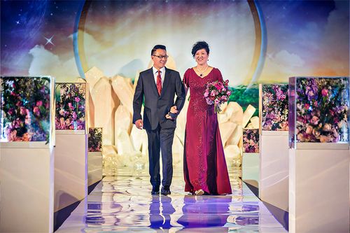 郎平大婚现场照曝光 与老公同执毛笔(图)