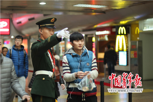 ����վ��������ӿ����һ��ִ�ڵ��侯սʿ�ڸ��ÿ�ָ·���������� ����˸/��