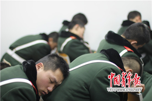 ���ں�����ִ�ڵ��侯սʿ�ڱ����Ҷ����������������� ����˸/��