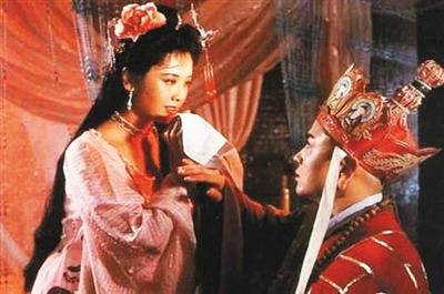 《西游记》剧照。女儿国国王欲招唐僧为夫。 《西游记》剧照。女儿国国王欲招唐僧为夫。