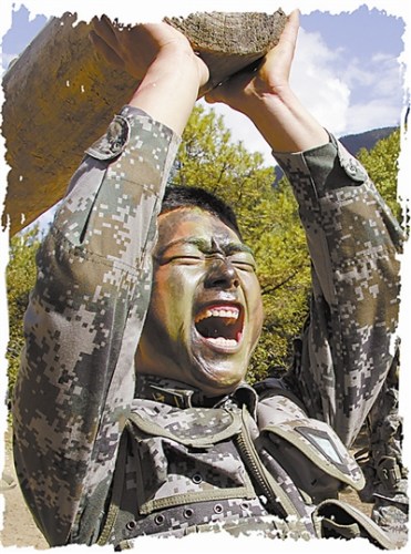 特战步兵1对10获胜 水性不佳负重40斤深水沉底