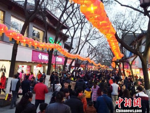 ����ͼ 2016��2��20�գ�����ũ������ʮ��Ԫ���ڵ��ٽ�������������ο�ӿ���Ͼ����������������ػ����ơ�������ƾ��Ļ���ͼΪ�οͲι۷�������չ�������桡��