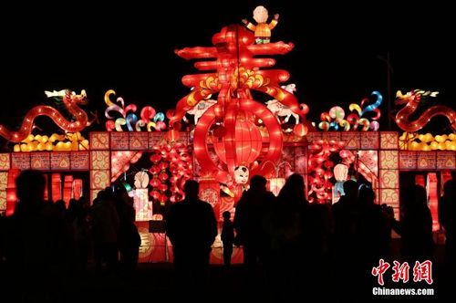 2015��3��4�����ϣ������ں���ʡ���������������չ�����ͻ��ơ�Ԫ����ǰϦ�����ϸ��ػ������µĵ�չ�������ڶ����˹��ͣ��������Ͷ�����������ݷḻ���з�ӳ�й��Ŵ��Ĵ�������ֽ����ָ���롢ӡˢ�������ƣ���������ʷ�Ļ�������µƣ��б���ʱ�������ɵ����͵ƣ��л��ÿɰ�����Ф���������͵ƣ����м������й��ε�����ףԸ�����͵ƣ�����׾�����鶯������������£��貶�Ŀ������ʤ�ա�<a target='_blank' href='http://www.chinanews.com/'>������</a>�� ������ ��