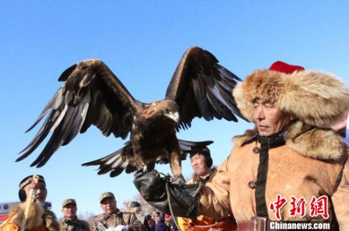 草原文化为当地社火演出增添魅力。李海霆 摄 草原文化为当地社火演出增添魅力。李海霆 摄