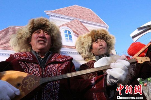 哈萨克族民间艺人用冬不拉乐器弹奏着优美乐曲,用动听歌声赞美“兵地共建”成果。 李海霆 摄 哈萨克族民间艺人用冬不拉乐器弹奏着优美乐曲,用动听歌声赞美“兵地共建”成果。 李海霆 摄