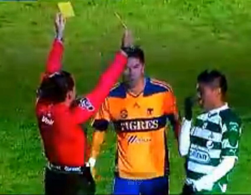 主裁判对两队队员一人一张黄牌。图片来源:视频截图 主裁判对两队队员一人一张黄牌。图片来源:视频截图