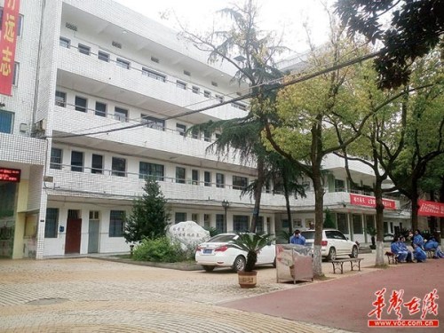 优等女生坠楼,师生扼腕长叹      事发湘潭市益智中学 知情者