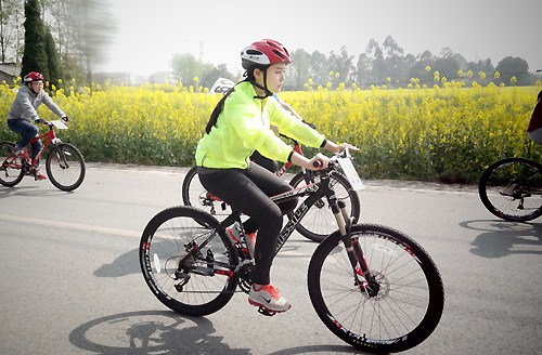 穿越油菜花海 穿越油菜花海