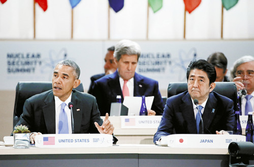 安倍(右)与奥巴马在峰会现场 安倍(右)与奥巴马在峰会现场