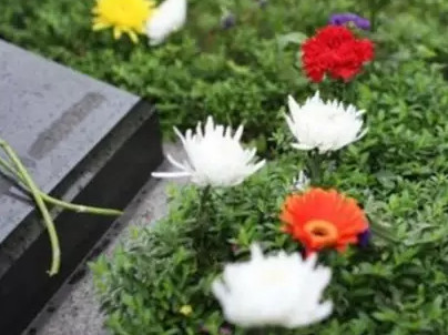 清明时节,各地民众扫墓祭祖 清明时节,各地民众扫墓祭祖