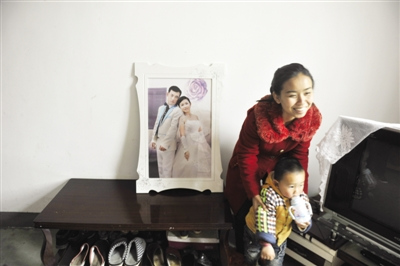 阿铜的结婚照摆在卧室,如今她已经有了自己的孩子 阿铜的结婚照摆在卧室,如今她已经有了自己的孩子