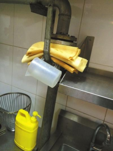 ���ڰ����������������ϴ������������պͻҳ��Ĺܵ��ϡ�