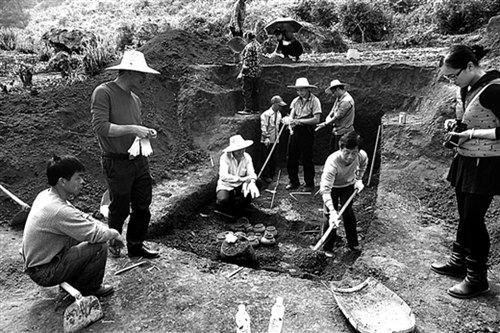 文保工作人员对东汉墓进行抢救性发掘。图片由钟山县文物管理所提供 文保工作人员对东汉墓进行抢救性发掘。图片由钟山县文物管理所提供