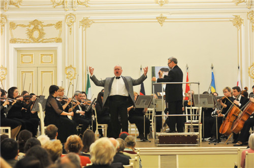 �ڿ����������������������������ά���ڿ�Ļʽ�ϼ����ݳ���������衣��ͼƬ��Դ��������˹��������