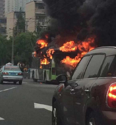 上海公交车 起火图片