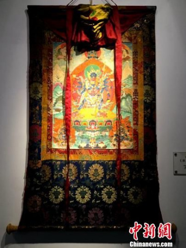 5��17�գ����������ƿ��滭��ʦ�����Ƶ��Լ�������Ʒչ�ֳ��������� ��