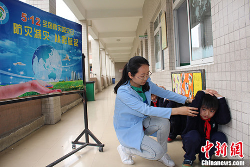 5��10�գ����պϷ��д�ͥ԰Сѧ��ʦΪѧ���ǽ�����ȷ�ķ������֪ʶ�� <a target='_blank' href='http://www.chinanews.com/'>������</a>���� ����� ��