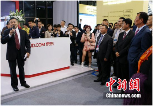 政府领导和企业家代表参观京东展区 政府领导和企业家代表参观京东展区