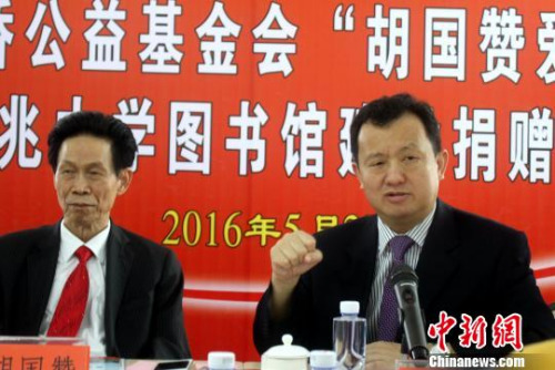 福建省侨联主席陈式海(右)在捐赠仪式上致辞,希望嘉庚精神能代代薪传。 陈悦 摄 福建省侨联主席陈式海(右)在捐赠仪式上致辞,希望嘉庚精神能代代薪传。 陈悦 摄