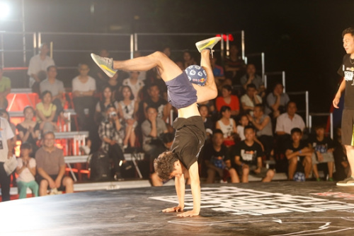 ����ѡ�ֱ������ʾ�ͷ��