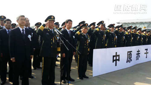 ��ʿ�������Ĺǻ����丸ĸ�����Ӵ��������»ص����ϣ�����ʡί����ǵ˿���ʡ�쵼����֣����ӭ�ӡ�