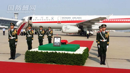 6��12�����磬��ʿ�������Ĺǻ����丸ĸ�����Ӵ��������»ص����ϡ�