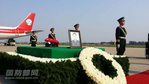 6��12�����磬��ʿ�������Ĺǻ����丸ĸ�����Ӵ��������»ص����ϡ�