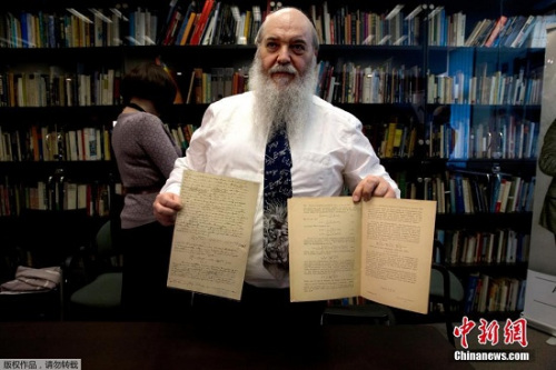 2016��2��11�գ�Ү·���䣬ϣ������ѧ�İ���˹̹�����ݹݳ�Roni Grossչʾ����˹̹�й���������ԭʼ�ļ���