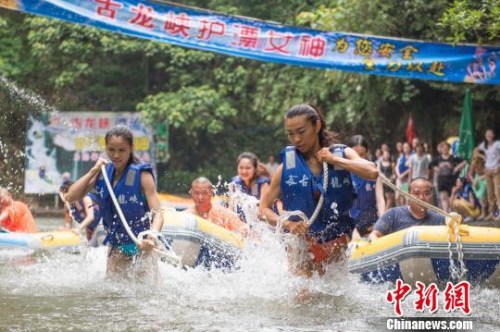 护漂队员变成“女纤夫”,拉着漂流艇逆流往前奔。 曾令华 摄 护漂队员变成“女纤夫”,拉着漂流艇逆流往前奔。 曾令华 摄