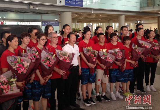 中国女篮凯旋抵京 中国女篮凯旋抵京