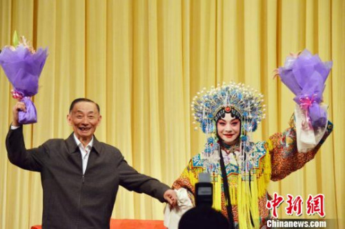 3��29�գ�÷������һ�������ݽ��ڱ����ڶ������ѧԺ��Ψһ�״��е����Ӻ��ĸ�����ˡ��������ơ�Ƭ�Ρ�ͼΪʦͽ������̨лĻ�������ĸ�ͼ