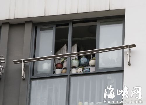 记者在现场看到,不少住户把花盆摆在窗台上,没有防护 记者在现场看到,不少住户把花盆摆在窗台上,没有防护