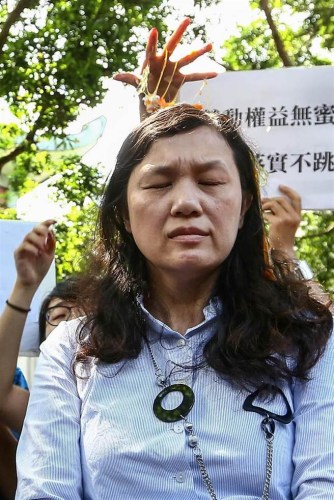 ̨��ߵȽ�����ҵ���ᡢ����̨���ѧ����������ѧ���Ͷ�Ȩ��ٽ���ȶ�����壬4�����ϵ�����������ǰ�濹����Ϊȥ�귢���ġ�ר������ѧУǿ��ѧ����������ѧϰ���Ͷ�Ȩ�汣�ϴ���ԭ�򡱣������������ּ�ѧϰ���Ͷ���Υ�����⡣���ڡ���������רί������ܳ���ʱ�����δ�ѧѧ��������ͻȻ�Ӻ�ͷ�Ե�Ϯ��רί������ϴ��������ͼƬ��Դ��̨�塶�й�ʱ����