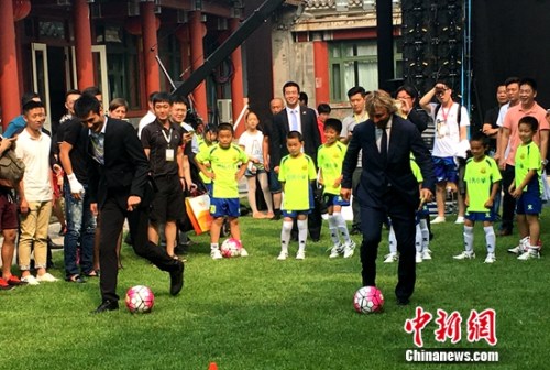 �ڵ�ά�¡��ۼ�һ��С��Ա����