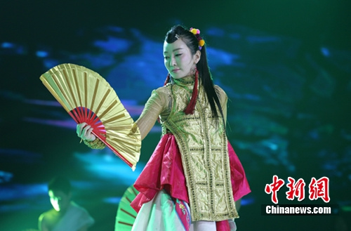 萨顶顶演唱《万物生》。主办方供图 萨顶顶演唱《万物生》。主办方供图