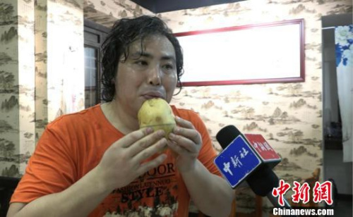 南卫东在示范蔬菜乐器的使用方法. 葛勇 摄