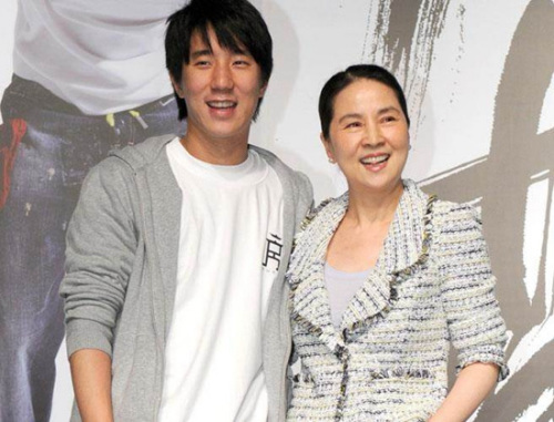 资料图:房祖名与妈妈林凤娇 图片来源:台湾"中国时报"