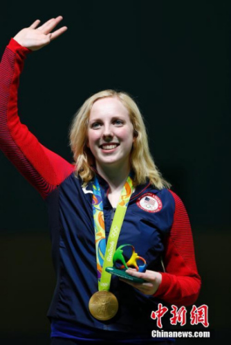 女子十米气步枪的金牌被美国运动员斯拉舍摘得。图为斯拉舍登台领奖。 <a target='_blank' href='http://www.chinanews.com/' >中新网</a>记者 富田 摄 女子十米气步枪的金牌被美国运动员斯拉舍摘得。图为斯拉舍登台领奖。 <a target='_blank' href='http://www.chinanews.com/' >中新网</a>记者 富田 摄