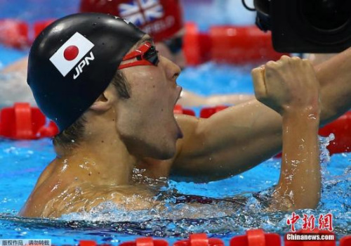 当地时间8月6日,日本选手萩野公介在里约奥运会男子400米个人混合泳决赛以4分06秒05的成绩夺得冠军。图为萩野公介庆祝胜利。 当地时间8月6日,日本选手萩野公介在里约奥运会男子400米个人混合泳决赛以4分06秒05的成绩夺得冠军。图为萩野公介庆祝胜利。
