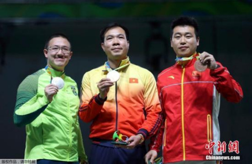 当地时间8月6日,里约奥运会男子10米气手枪决赛,中国选手庞伟(右)以180.4环的成绩获得第三名,摘得一枚铜牌。冠军被越南选手黄春荣(中)获得,巴西选手费利佩·吴(左)获得银牌。 当地时间8月6日,里约奥运会男子10米气手枪决赛,中国选手庞伟(右)以180.4环的成绩获得第三名,摘得一枚铜牌。冠军被越南选手黄春荣(中)获得,巴西选手费利佩·吴(左)获得银牌。