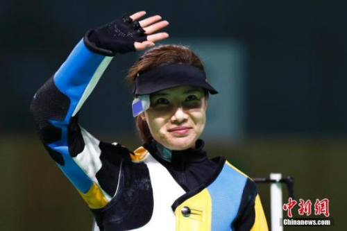 杜丽获得银牌后向观众致意。 <a target='_blank' href='http://www.chinanews.com/' >中新网</a>记者 富田 摄 杜丽获得银牌后向观众致意。 <a target='_blank' href='http://www.chinanews.com/' >中新网</a>记者 富田 摄