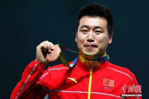 当地时间8月6日,里约奥运会男子10米气手枪决赛,中国选手庞伟以180.4环的成绩获得第三名,摘得一枚铜牌。<a target='_blank' href='http://www.chinanews.com/' >中新网</a>记者 富田 摄 当地时间8月6日,里约奥运会男子10米气手枪决赛,中国选手庞伟以180.4环的成绩获得第三名,摘得一枚铜牌。<a target='_blank' href='http://www.chinanews.com/' >中新网</a>记者 富田 摄