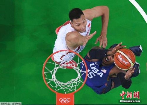 当地时间8月6日,2016里约奥运会男篮小组赛,中国队对阵美国队。图为美国队安东尼扣篮。 当地时间8月6日,2016里约奥运会男篮小组赛,中国队对阵美国队。图为美国队安东尼扣篮。